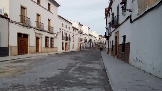 Aspecto actual de la calle Corredera, en el centro de la localidad.