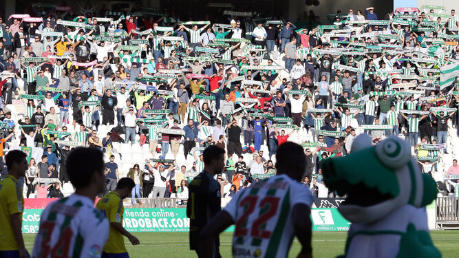 La afición del Córdoba canta el himno del club mientras los jugadores saltan al campo en el partido ante el Cádiz de esta temporada.