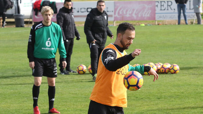 Deivid, durante un ejercicio en la Ciudad Deportiva, ante la mirada de Javi Lara y Carrión.