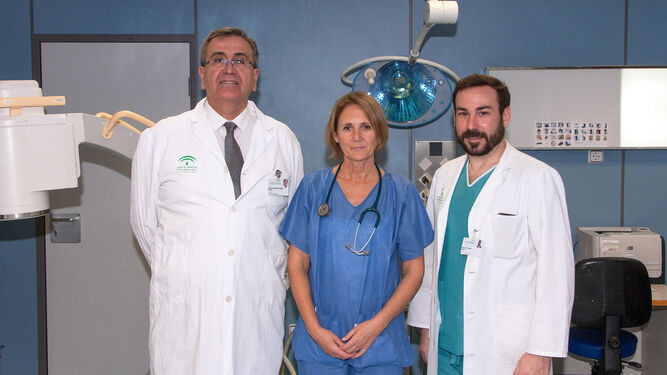 De izquierda a derecha, los doctores Pajuelo, Díez y Peña.