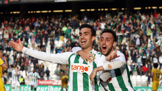 Alejandro Alfaro celebra el gol de la victoria junto a Sergio Aguza, ex jugador del Alcorcón.