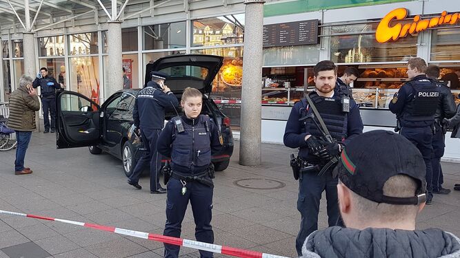 La Policía custodia el coche del atacante frente a un edificio de oficinas en Heidelberg.