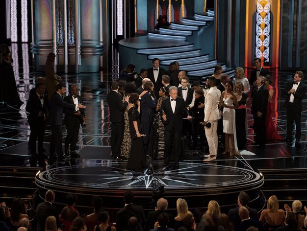 Warren Beatty entrega el Oscar a la mejor pel&iacute;cula a 'Moonlight'.