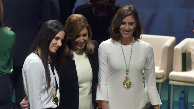 Susana Díaz flanqueada por India Martínez y Lourdes Mohedano, galardonadas ayer con la medalla de Andalucía.