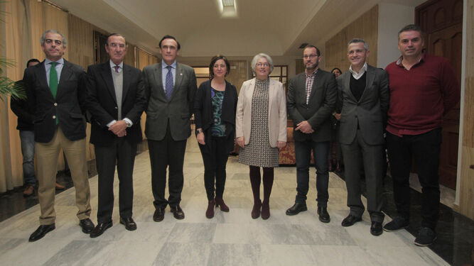 La alcaldesa, Isabel Ambrosio, con representantes de las instituciones que conforman el clúster