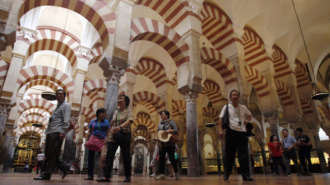 Un grupo de turistas asiáticos visita la Mezquita.