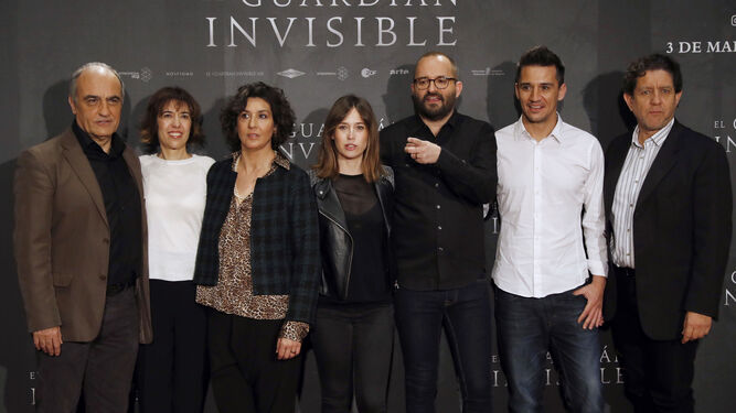 Fernando González Molina y Marta Etura, en el centro, junto al resto del equipo de 'El guardián invisible'.