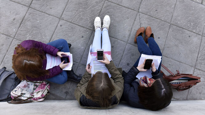Un grupo de adolescentes utiliza sus 'smartphones'.