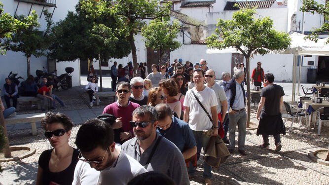 Turistas hacen cola para entrar al Palacio de Viana.