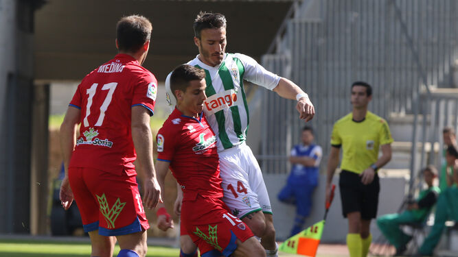 Piovaccari pelea un balón con Ruiz de Galarreta ante la presencia de Unai Medina.