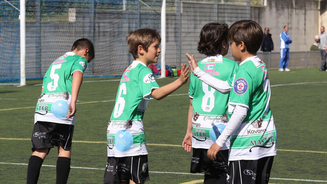 Los jugadores del Juanín y Diego celebran un tanto en El Fontanar.