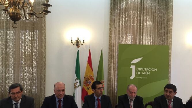 Antonio Ruiz, el segundo por la izquierda, ayer en la reunión celebrada en la Diputación de Jaén.