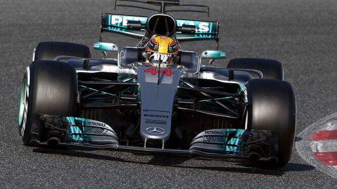 Lewis Hamilton, con el nuevo Mercedes W08, durante los ensayos de pretemporada en Montmeló.