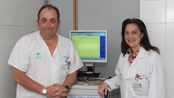 Los doctores Gonzalo Barón Esquivias y Encarnación Gutiérrez, en el Hospital Virgen del Rocío.