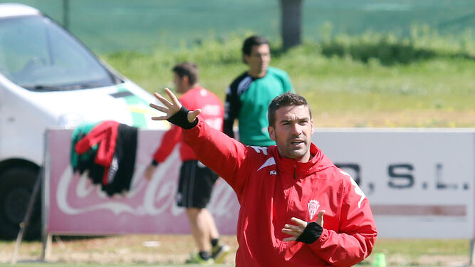 Luis Carrión dirige un entrenamiento en la Ciudad Deportiva.