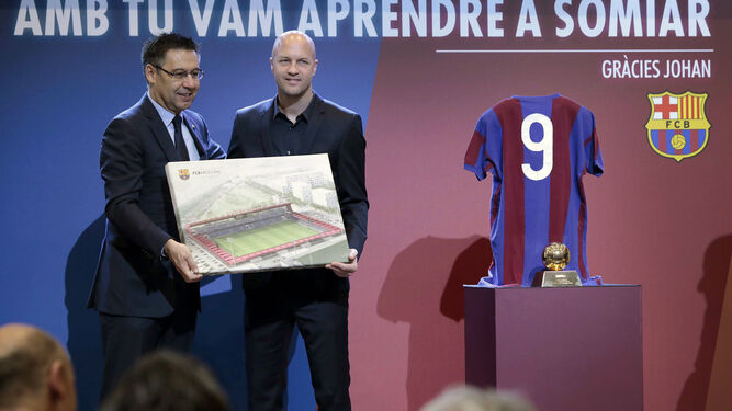 El presidente del Barcelona, Josep Maria Bartomeu, porta junto a Jordi Cruyff una imagen con el futuro aspecto del nuevo estadio Johan Cruyff.