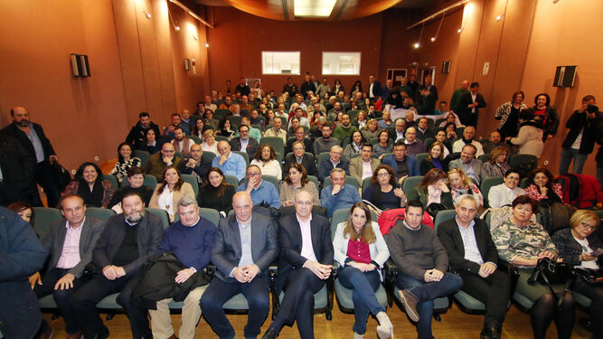 Dirigentes y cargos institucionales del PSOE cordobés en el acto que tuvo lugar ayer.