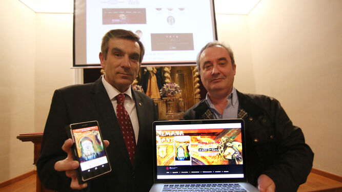 Francisco Gómez Sanmiguel y Rafael Carlos Roldán muestran la aplicación en móvil y portátil.