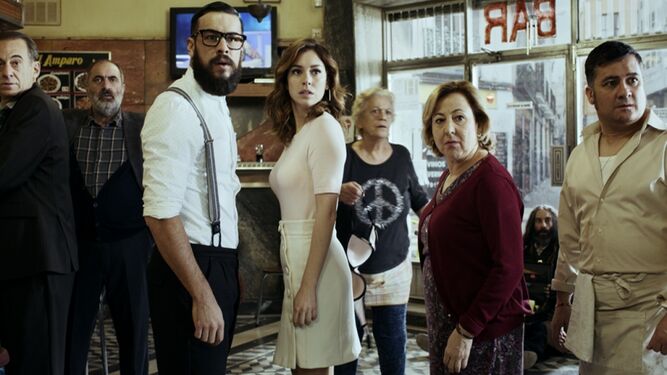 Mario Casas, Blanca Suárez, Terele Pávez, Carmen Machi y Secun de la Rosa, entre los clientes de 'El bar'.