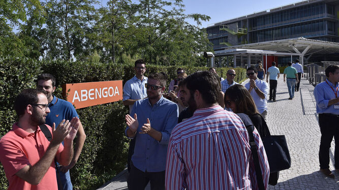 Trabajadores ante la sede de Abengoa, en Sevilla.
