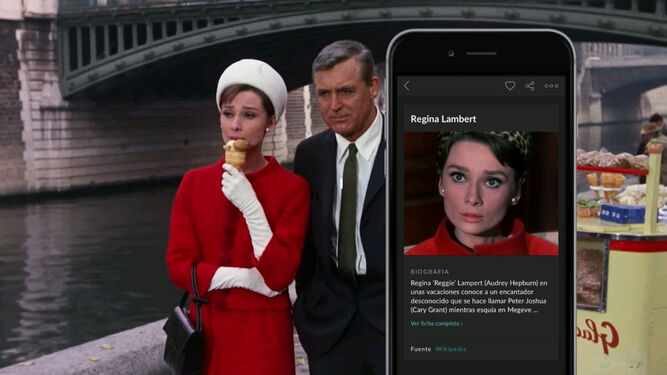 Una escena de 'Charada' con la descripción en la aplicación Dive del personaje coprotagonista Regina Lambert.