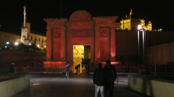 La Puerta del Puente, uno de los edificios que se iluminó en color de rojo con motivo del Día Nacional del Trasplante.