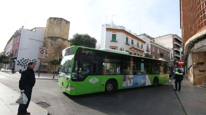Un autobús realiza un giro para entrar a la calle Alfaros.