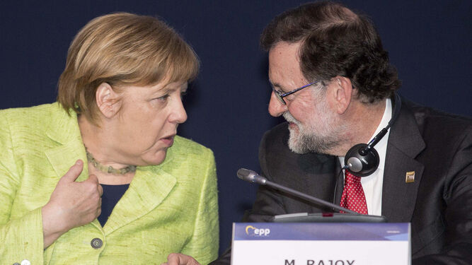 Angela Merkel habla con Rajoy en el congreso del PPE