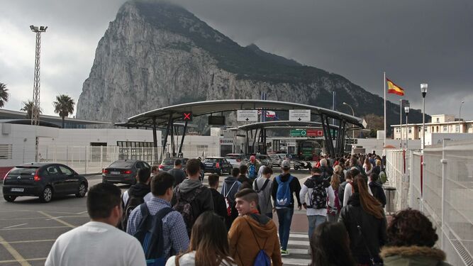 Decenas de personas atravesando la Aduana de La Línea hacia Gibraltar en la mañana de ayer.