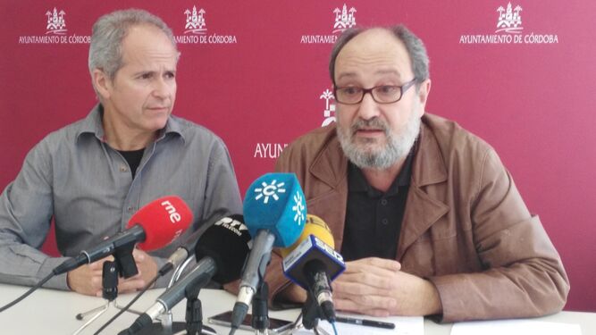 Rafael Blázquez y José María Manjavacas ayer, la sala de prensa del Ayuntamiento.