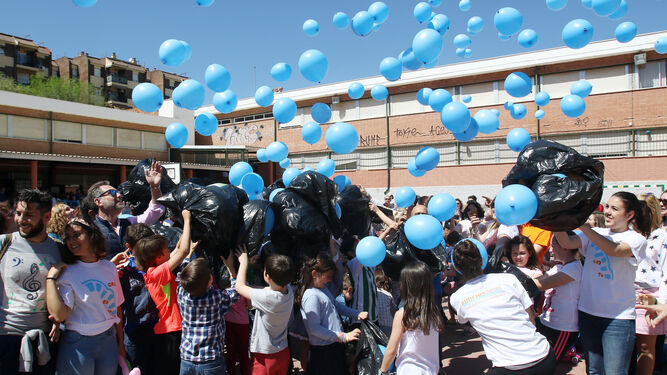 Suelta de globos en el colegio Eduardo Lucena.