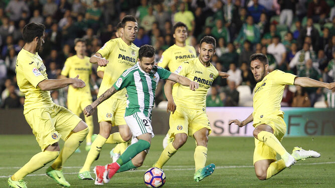 Rubén Castro, rodeado de jugadores amarillos dentro de la área rival.