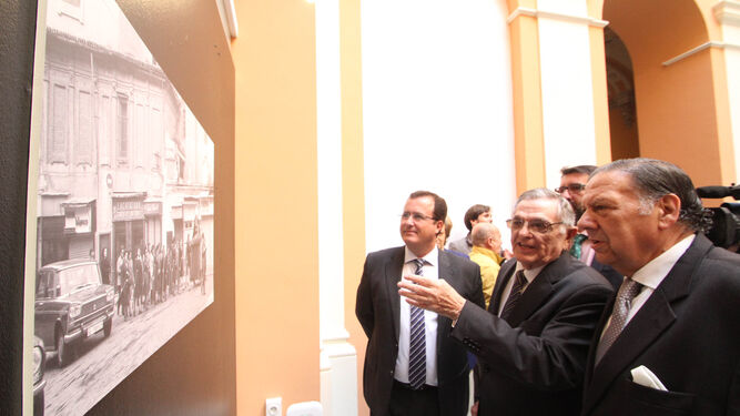 Jesús Martín Cartaya explica una fotografía al hermano mayor de los Gitanos, José Moreno, en presencia del edil de Fiestas Mayores, José Carlos Cabrera.