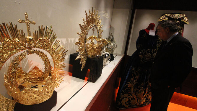 Las coronas de la Virgen del Socorro y de las Angustias, en primer plano.