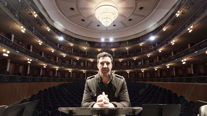 Carlos J. Benito, ayer, en el escenario del Gran Teatro.