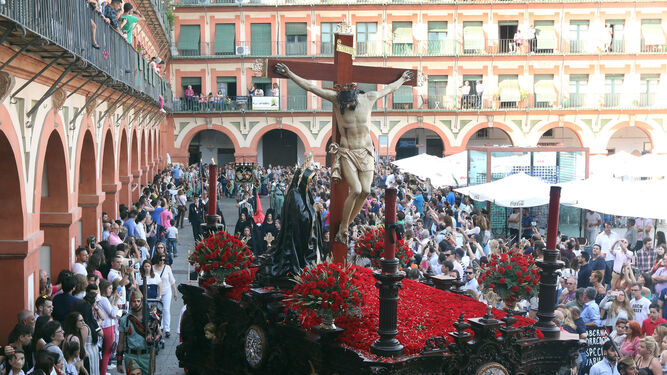 El Cristo de la Caridad, a su paso por la plaza de la Corredera.