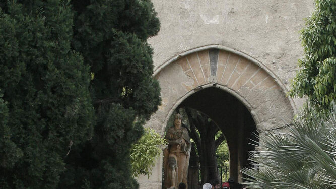 Colas de turistas en la puerta del Alcázar.