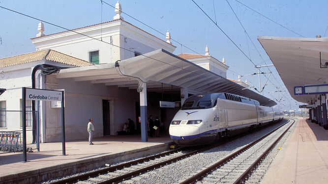 Uno de los primeros trenes AVE en llegar a la antigua estación Córdoba Central.