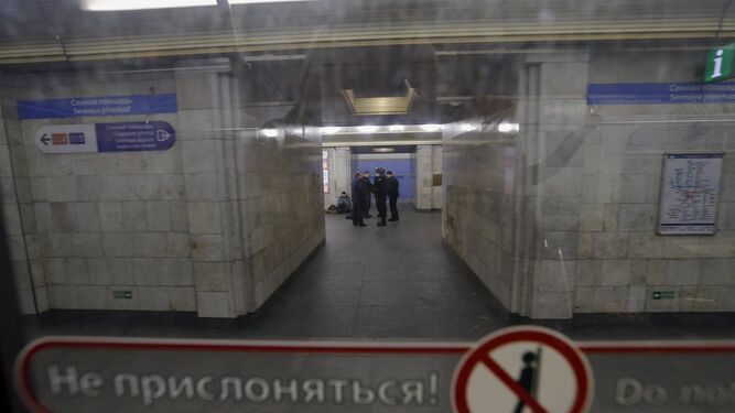 Varios policías vigilan en la estación de metro  Sennaya Ploshchad, cerrada al público tras un aviso de bomba anónimo, en San  Petersburgo.