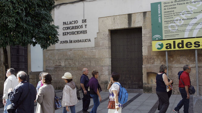 Turistas frente al Palacio de Congresos de Córdoba