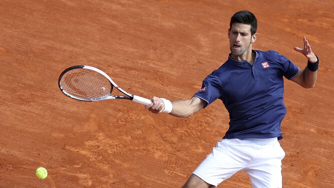 Novak Djokovic devuelve una bola al francés Gilles Simon durante su debut en el torneo de Montecarlo.