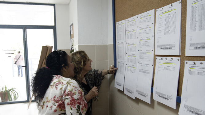 Dos mujeres observan las listas baremadas, ayer en el colegio Salvador Vinuesa.