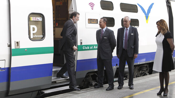 El presidente del Gobierno, Mariano Rajoy, llega a la estación de Sevilla Santa Justa, en presencia de la presidenta de la Junta, Susana Díaz.