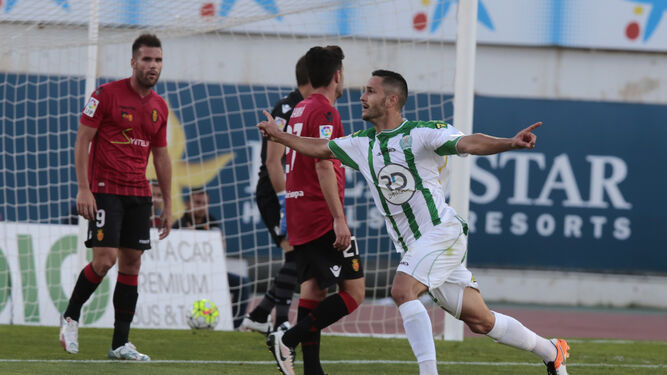 Florin Andone celebra el gol de la victoria el pasado curso en Palma.