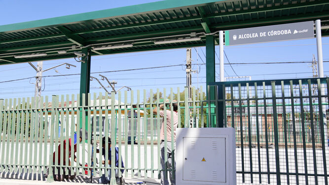Estación del cercanías en la barriada periférica de Alcolea.