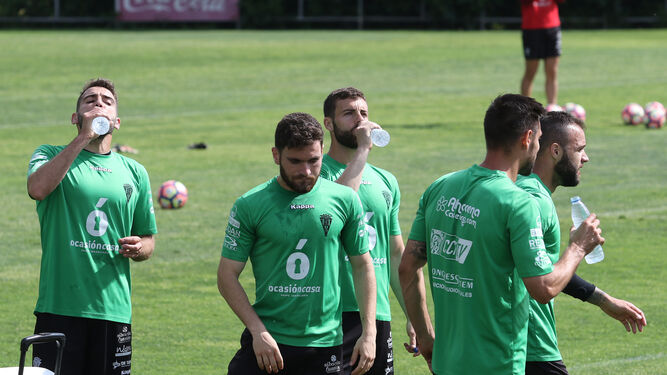Antoñito, Javi Galán, Rodri, Luso y Edu Ramos se refrescan durante un entrenamiento en la Ciudad Deportiva.
