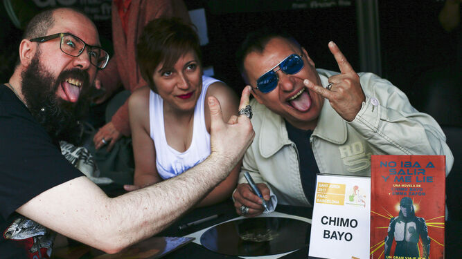 Chimo Bayo se retrata junto a un seguidor en Sant Jordi.