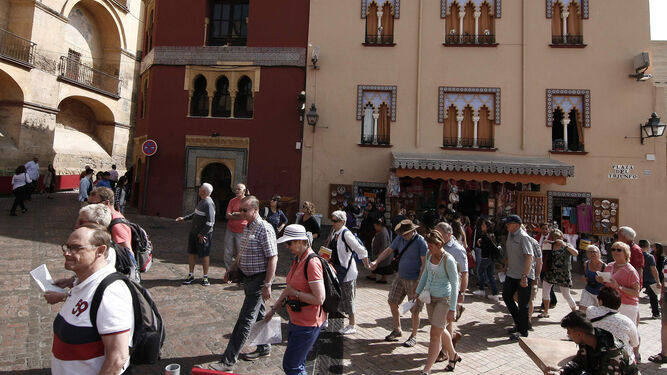 Un grupo de turistas pasea por la Puerta del Puente.