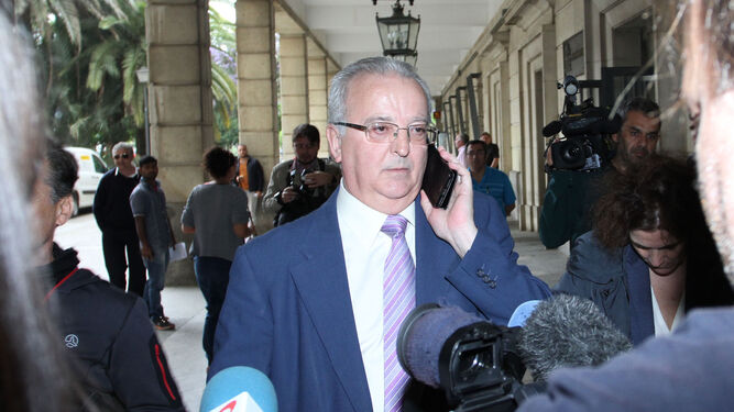 El ex consejero Antonio Fernández,  en los juzgados.