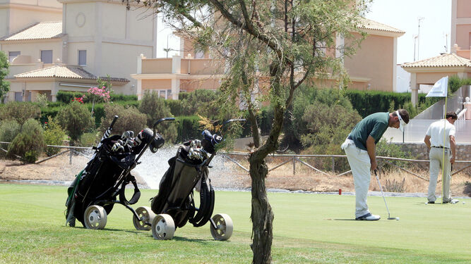 Jugadores en las instalaciones del campo de golf de Matalascañas.
